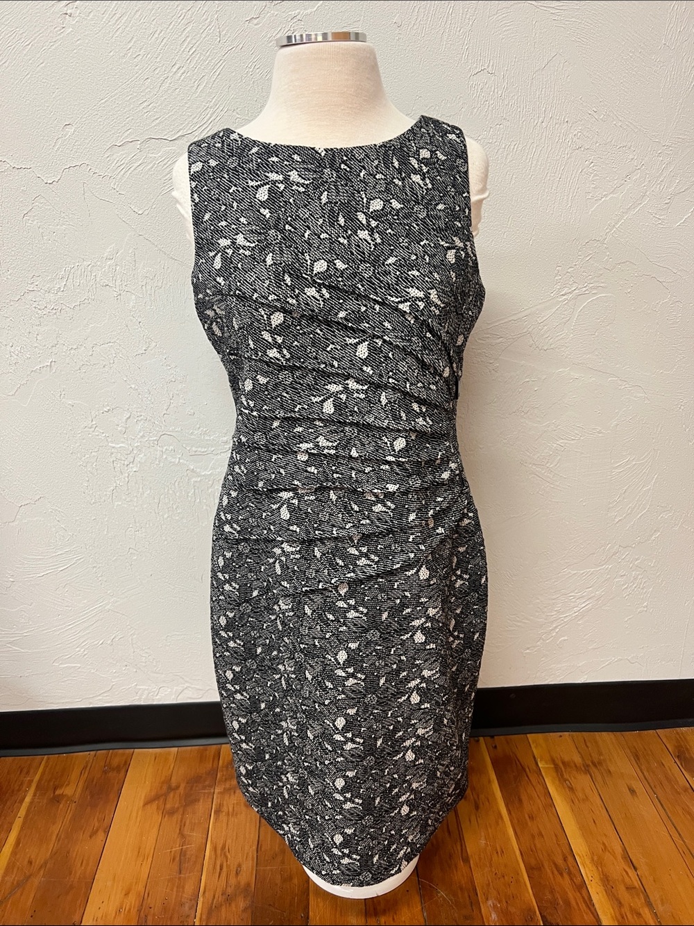Ivanka Trump Sleeveless Black and White Curved Zip Starburst ADress Size 10